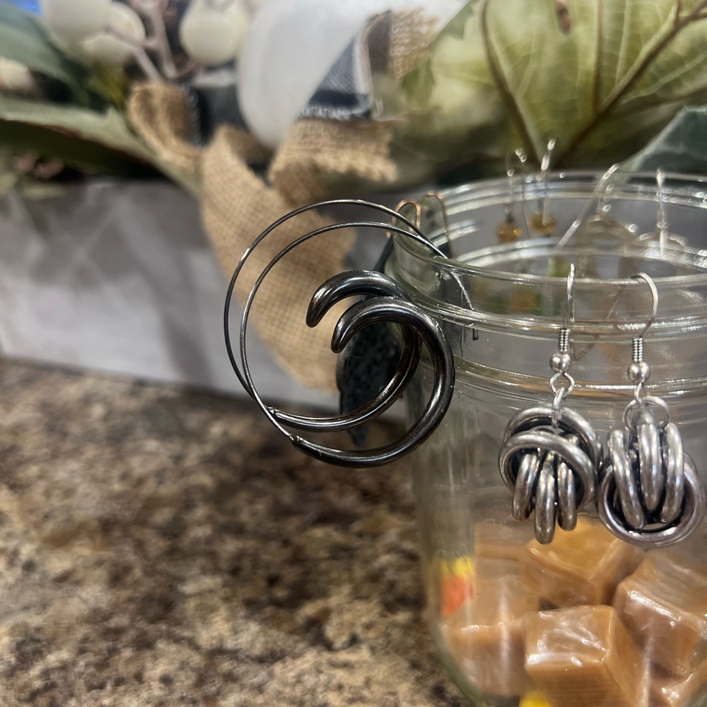 Super fun circular threaders that look like a shell or wave. 🌊 great like new!